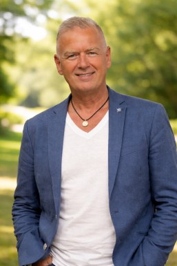 <span>Andreas, 60</span>&nbsp;<span style='width: 25px; height: 16px; float: right; background-image: url(/bitmaps/flags_small/DE.PNG)'>&nbsp;</span><br><span>Ingolstadt, Germany</span>&nbsp;<input type='button' class='joinbtn' style='float: right' value='JOIN NOW' />